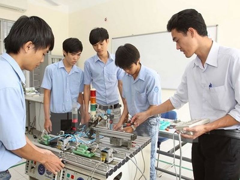 Thông tư số 07/2023/TT-BLĐTBXH hướng dẫn cụ thể việc xếp lương chức danh nghề nghiệp viên chức giáo dục nghề nghiệp.