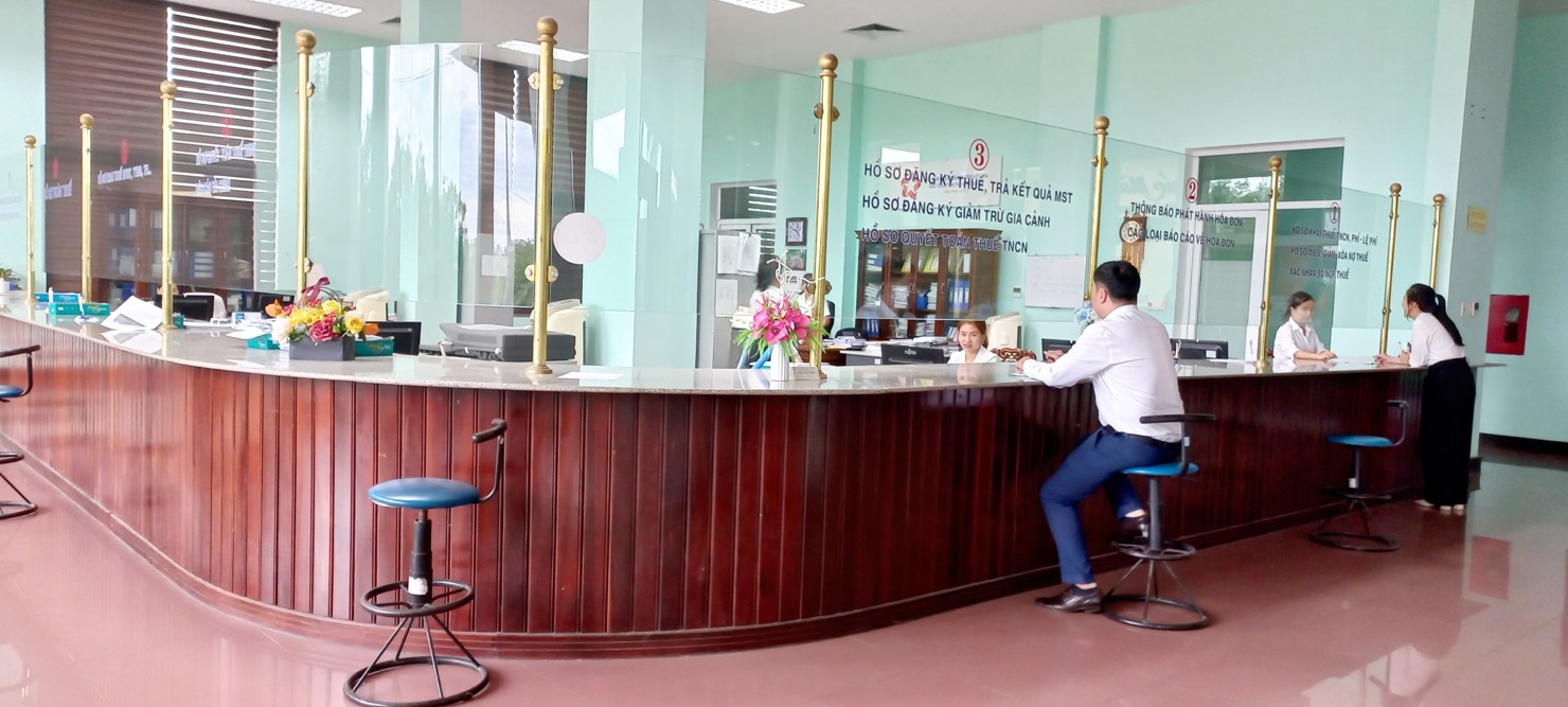 Cục Thuế Thừa Thiên - Huế cũng thường xuyên triển khai thực hiện công khai các thủ tục hành chính và thời gian giải quyết công việc của tổ chức, cá nhân tại bộ phận “Một cửa”. Ảnh: Hồng Vân