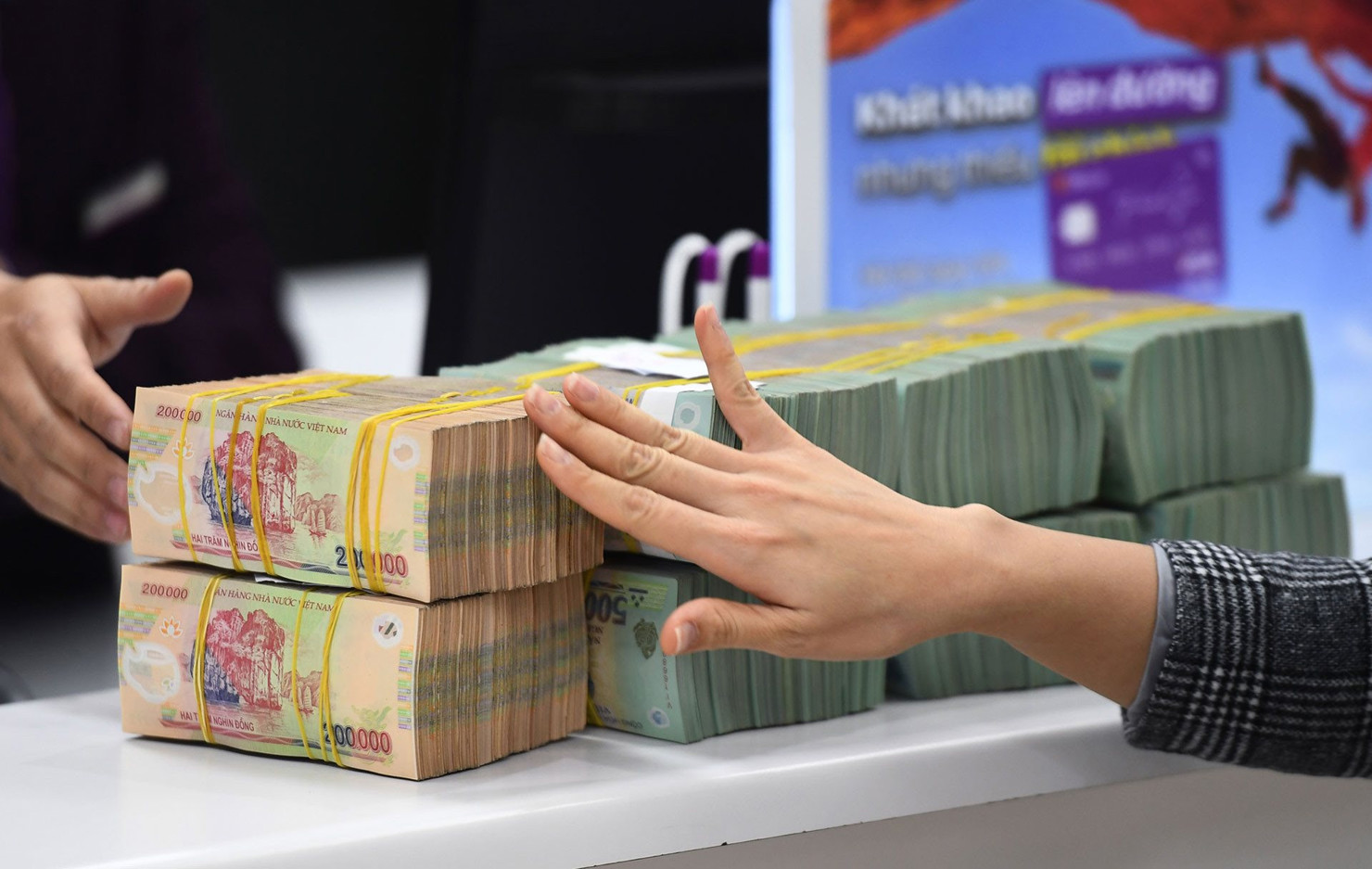 Lãi suất huy động trung bình tại hệ thống ngân hàng trong tháng 8/2023 tiếp tục giảm thêm 30 đến 50 điểm cơ bản/tuỳ từng kỳ hạn.