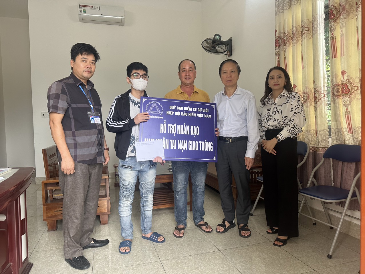 Đại diện Quỹ Bảo hiểm xe cơ giới trao hỗ trợ nhân đạo cho gia đình nạn nhân tại Hải Dương.