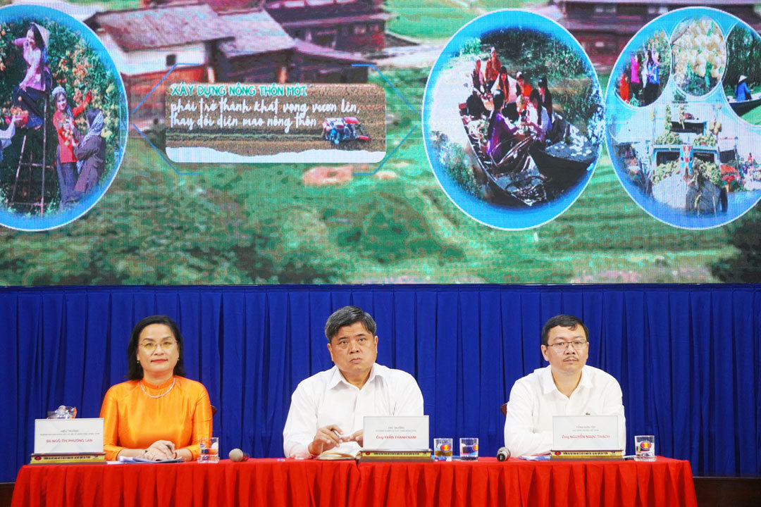 Chủ tọa điều hành Diễn đàn “Phát triển du lịch nông nghiệp - nông thôn gắn với tiêu thụ nông đặc sản và sản phẩm OCOP”.