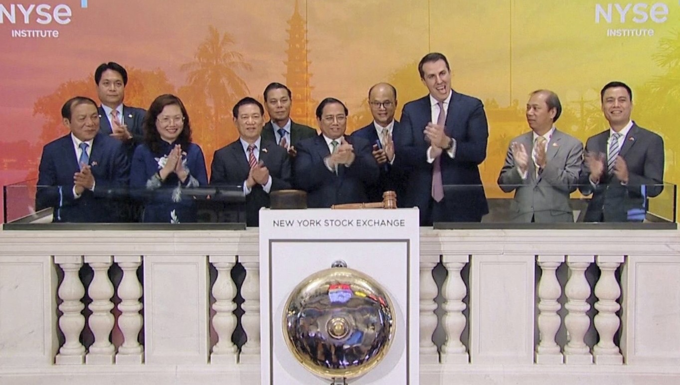 Thủ tướng Phạm Minh Chính rung chuông khai mạc phiên giao dịch Sàn Chứng khoán New York (NYSE). Nguồn: UBCKNN