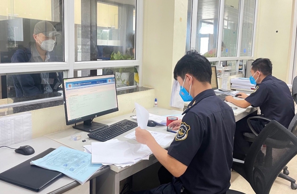 Cán bộ, công chức Hải quan Cao bằng làm thủ tục hải quan cho doanh nghiệp.