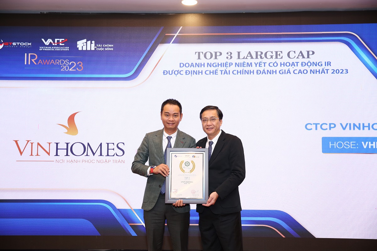Ông Nguyễn Đức Quang – Phó Tổng giám đốc Kinh Doanh và Marketing - Đại diện Vinhomes nhận vinh danh và chứng nhận Top 3 Doanh nghiệp niêm yết có hoạt động IR tốt nhất 2023. Ảnh: VHM