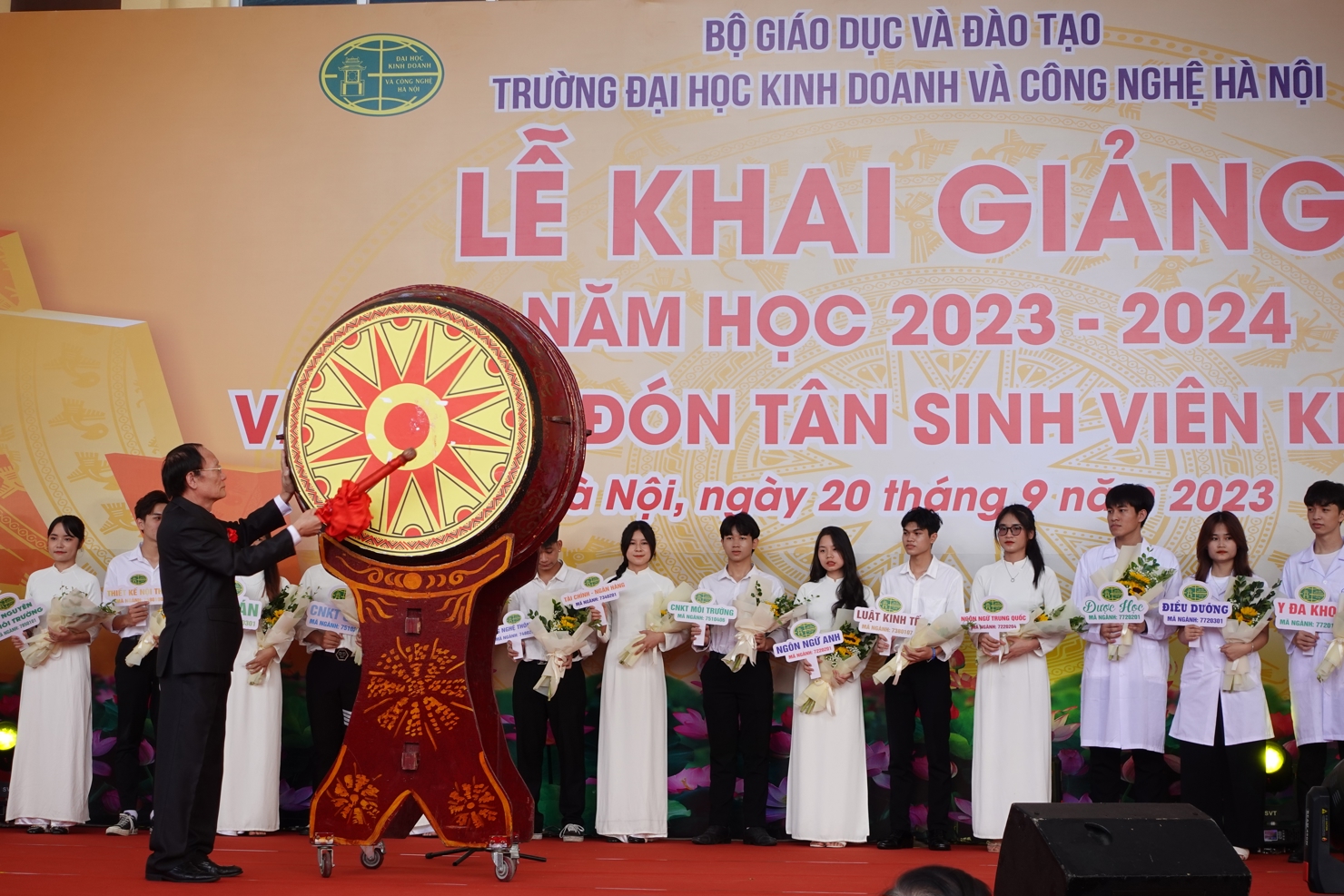 GS.,TS. Nguyễn Công Nghiệp - Bí thư Đảng ủy, Phó hiệu trưởng thường trực đánh trống khai giảng năm học mới 2023-2024.