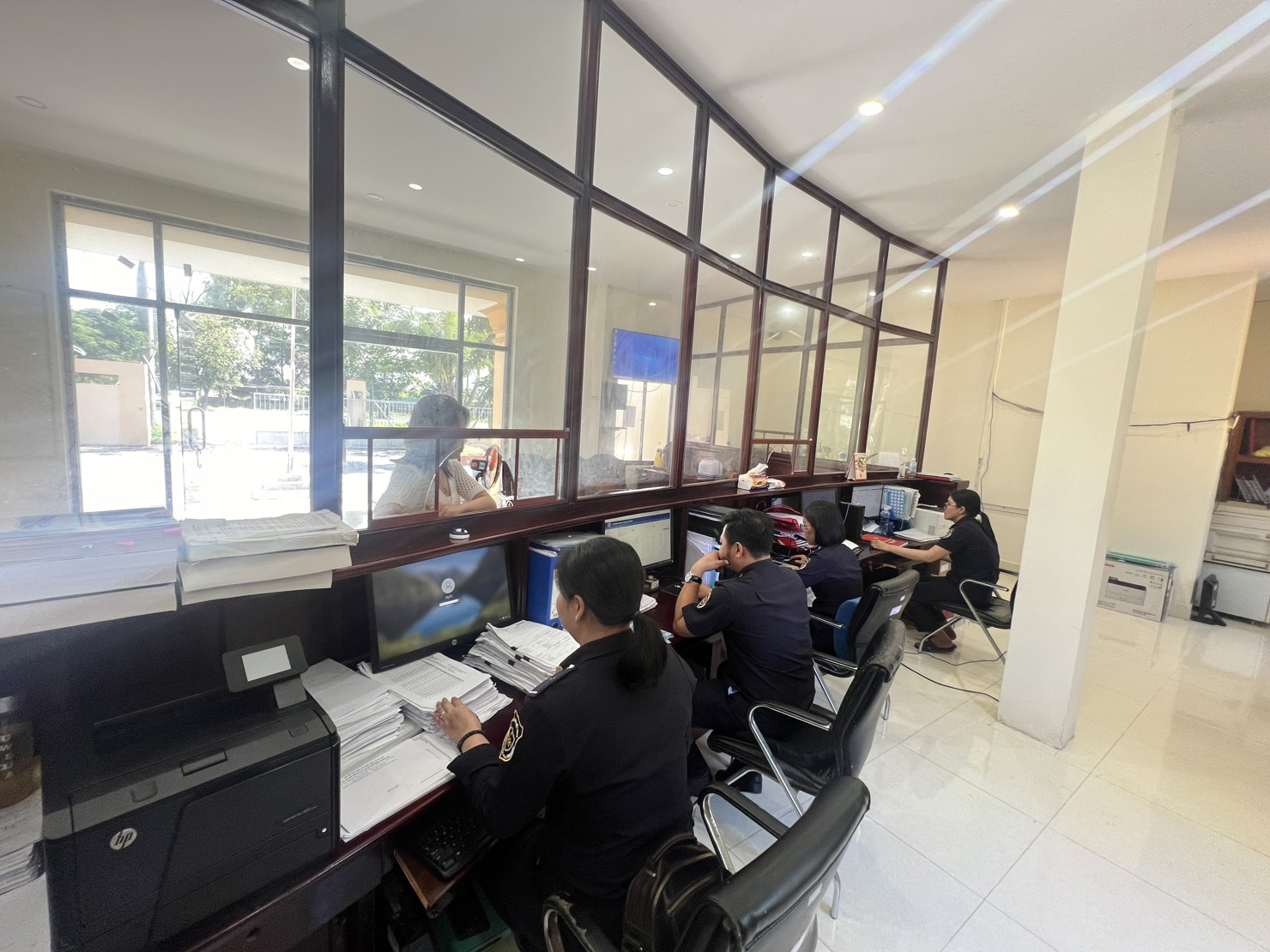Hoạt động nghiệp vụ tại Chi cục Hải quan cửa khẩu quốc tế Hà Tiên (Kiên Giang. Ảnh Thùy Linh.
