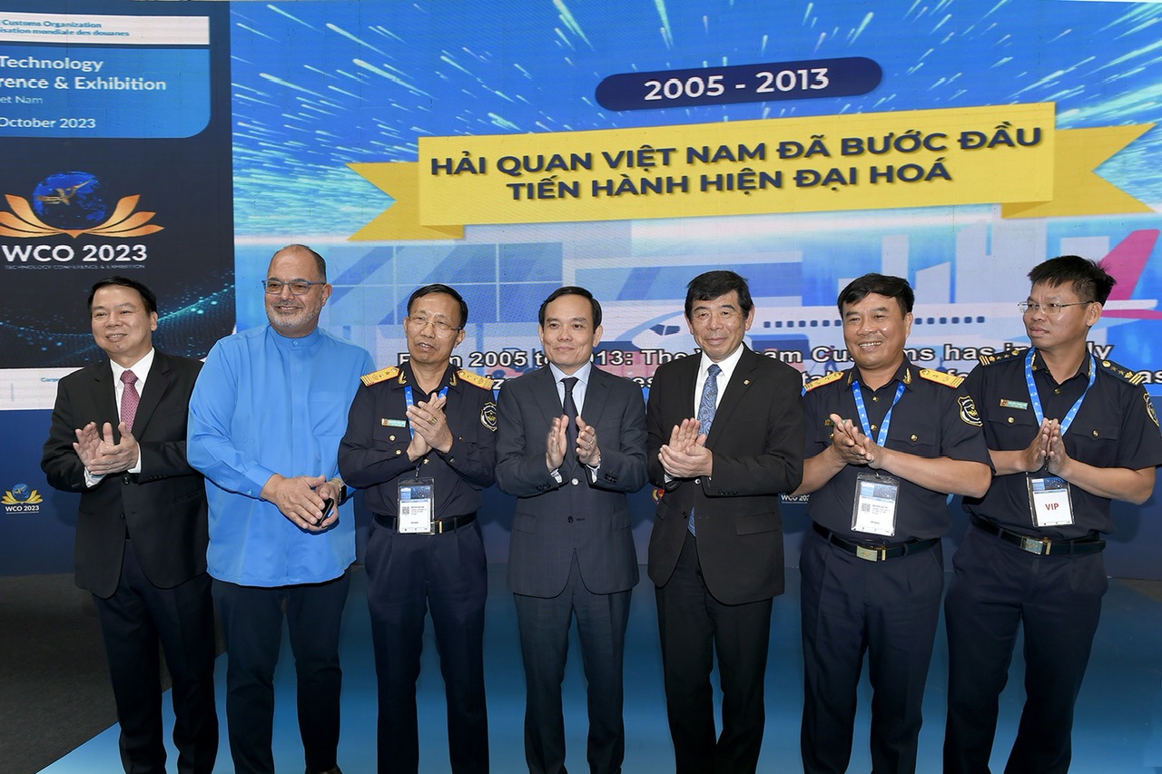 Các đại biểu tham quan các gian hàng triển lãm tại Hội nghị.