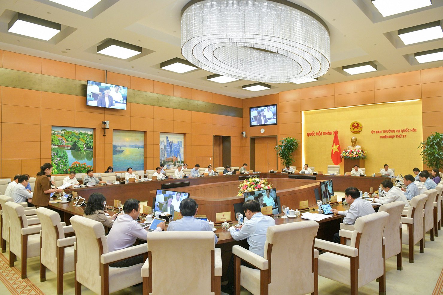 Quang cảnh phiên họp sáng 11/10.