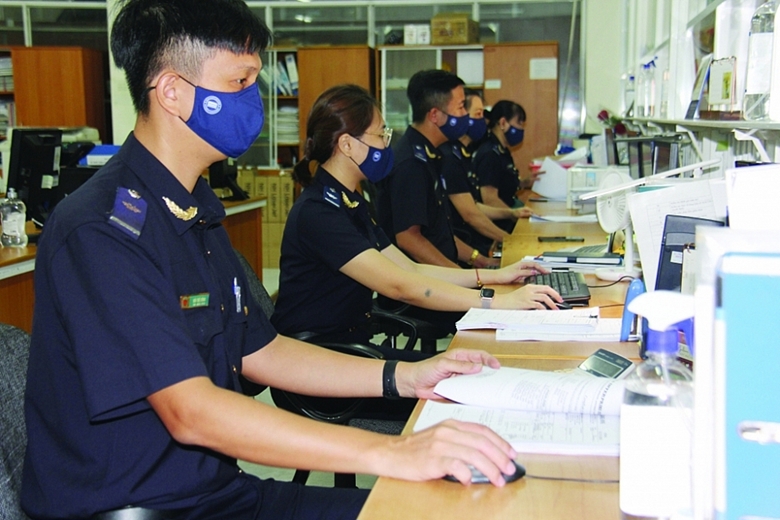 Việc ứng dụng khoa học kỹ thuật, soi chiếu container đã rút ngắn thời gian đi lại, thông quan hàng hóa cho doanh nghiệp. Ảnh: HQ