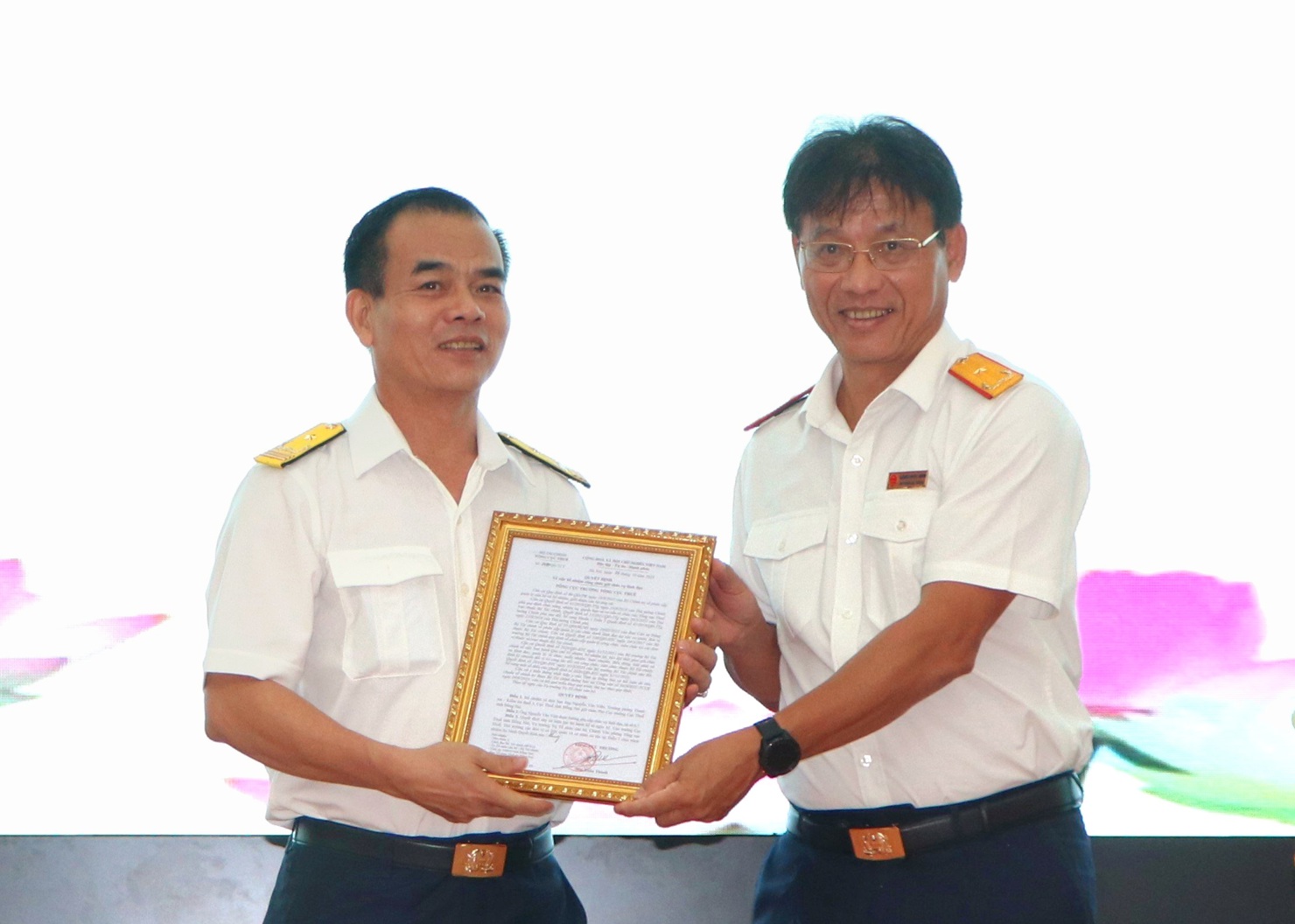 Phó Tổng cục trưởng Tổng cục Thuế Đặng Ngọc Minh (phải) trao quyết định bổ nhiệm cho tân Phó Cục trưởng Cục Thuế tỉnh Nguyễn Văn Viện. Ảnh: Đức Mỹ