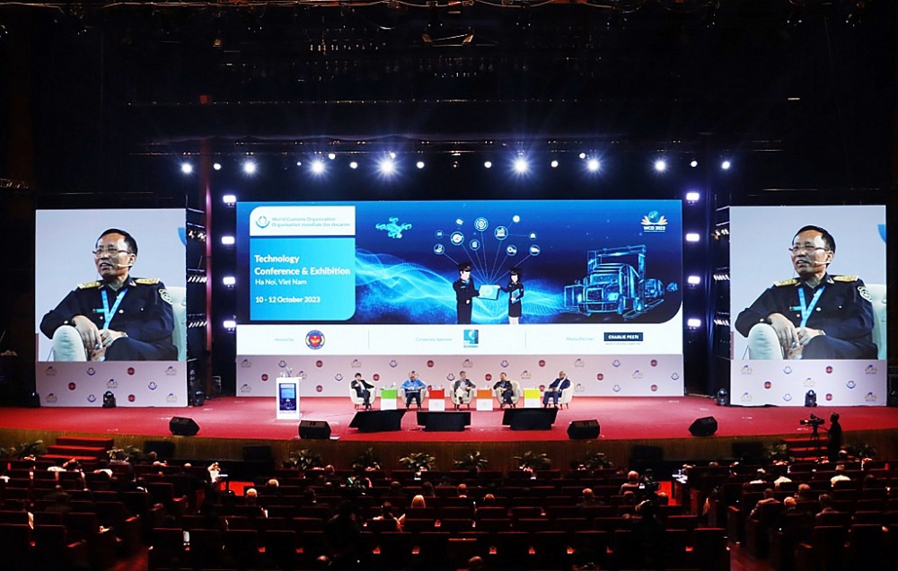 Tổng cục trưởng Tổng cục Hải quan tham gia phiên toàn thể 1 "Chiến lược đằng sau công nghệ: Ứng dụng công nghệ để giải quyết các thách thức của thương mại toàn cầu". Ảnh: Q Hùng