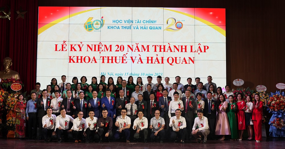 Đại biểu tham dự buổi lễ chụp ảnh lưu niệm cùng tập thể Ban Lãnh đạo, giảng viên Khoa Thuế và Hải quan