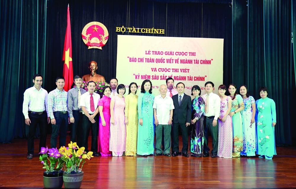 Nguyên Bộ trưởng Bộ Tài chính Hồ Tế, Thứ trưởng Bộ Tài chính Vũ Thị Mai cùng cán bộ, viên chức Tạp chí Tài chính tại Lễ trao giải cuộc thi "Báo chí toàn quốc viết về ngành Tài chính" (năm 2018).