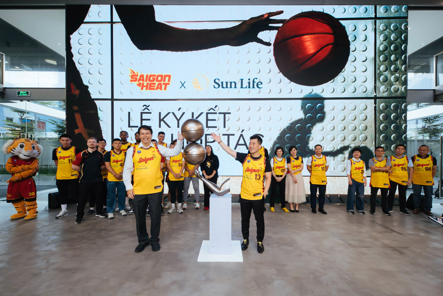 Sun Life Việt Nam sẽ đồng hành cùng đội bóng Saigon Heat để khơi dậy niềm đam mê chinh phục trái bóng cam.
