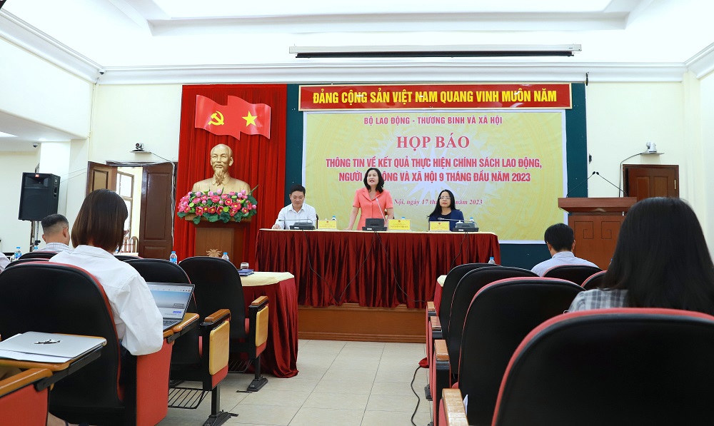 Thứ trưởng Bộ Lao động - Thương binh và Xã hội Nguyễn Thị Hà chủ trì buổi Họp báo chiều 17/10/2023.