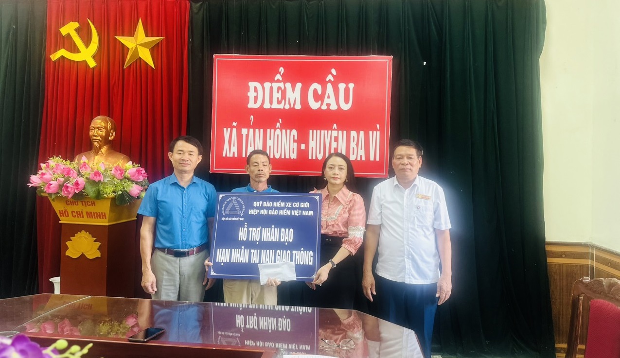 Đại diện Quỹ Bảo hiểm xe cơ giới trao hỗ trợ nhân đạo cho đại diện gia đình nạn nhân Lê Thị Năm.