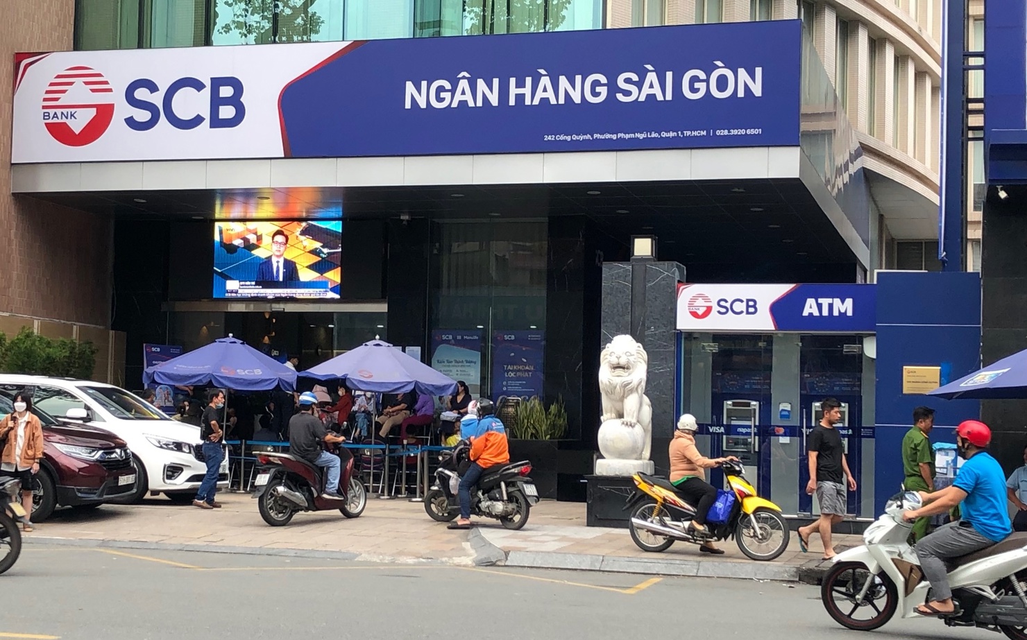 Việc tìm kiếm nhà đầu tư tham gia cơ cấu lại ngân hàng yếu kém gặp nhiều khó khăn và vướng mắc.