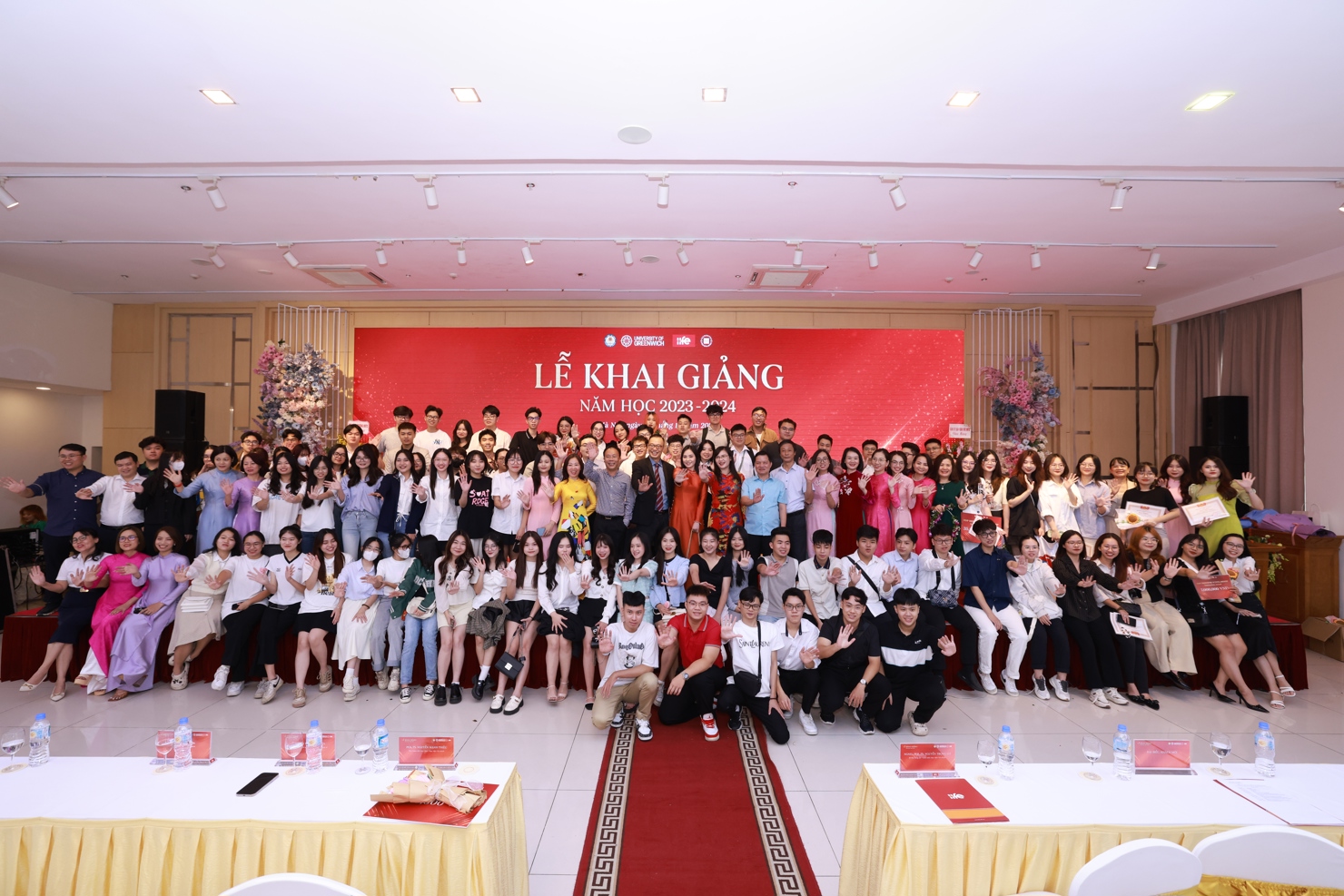 Đại biểu, thầy cô và sinh viên chụp ảnh lưu niệm tại Lễ khai giảng.