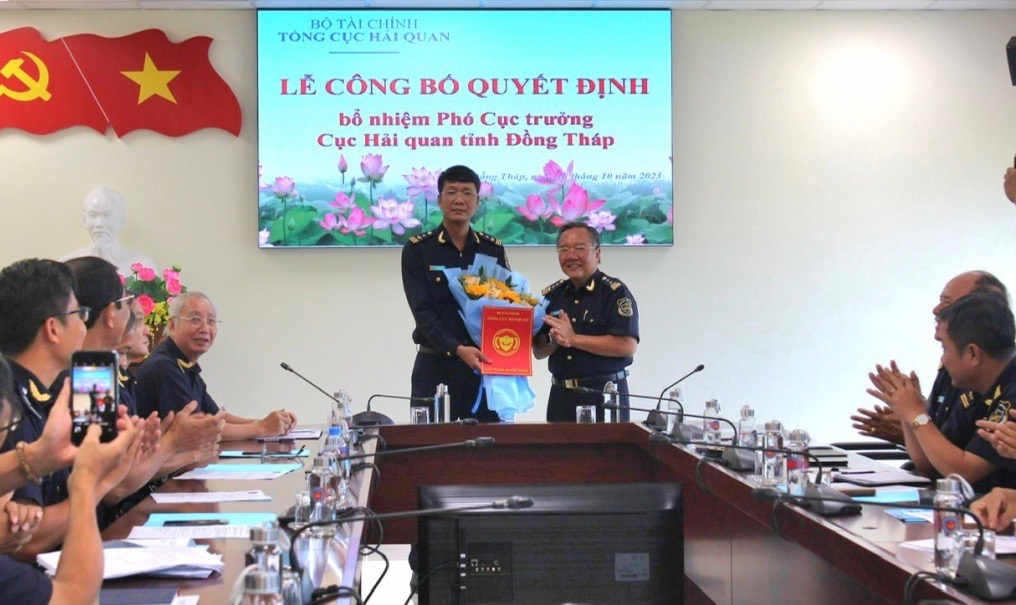 Cục trưởng Cục Hải quan Đồng Tháp Nguyễn Thanh Toàn trao Quyết định của Tổng cục trưởng Tổng cục Hải quan bổ nhiệm Phó Cục trưởng Cục Hải quan Đồng Tháp cho ông Đặng Văn Tiến. Ảnh: HQ