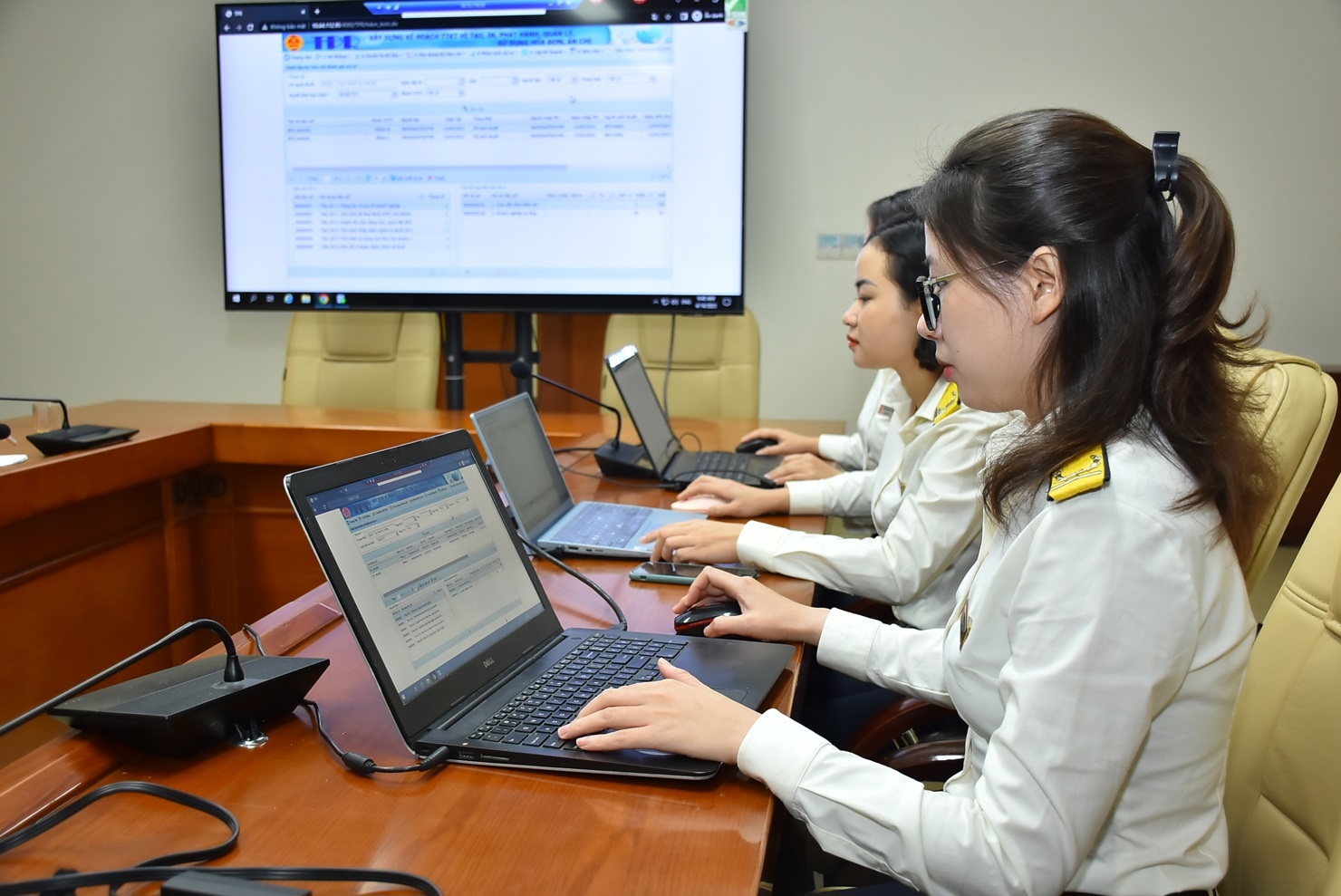 Cán bộ thuế thực hiện hoạt động nghiệp vụ