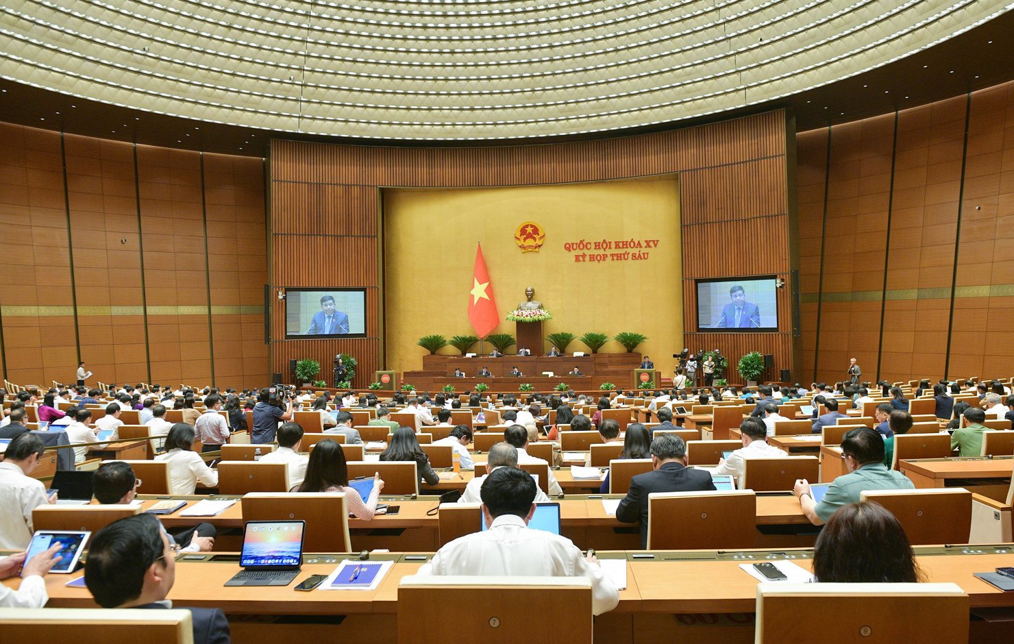 Quang cảnh phiên họp chiều 23/10.