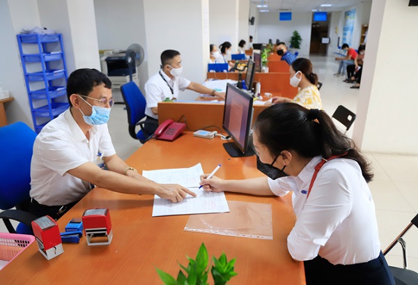 Cán bộ thuế giải đáp thắc mắc, hỗ trợ người nộp thuế