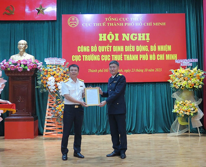 Tổng cục trưởng Tổng cục Thuế Mai Xuân Thành trao quyết định bổ nhiệm ông Nguyễn Nam Bình giữ chức Cục trưởng Cục Thuế TP. Hồ Chí Minh. Ảnh: Thanh Sơn