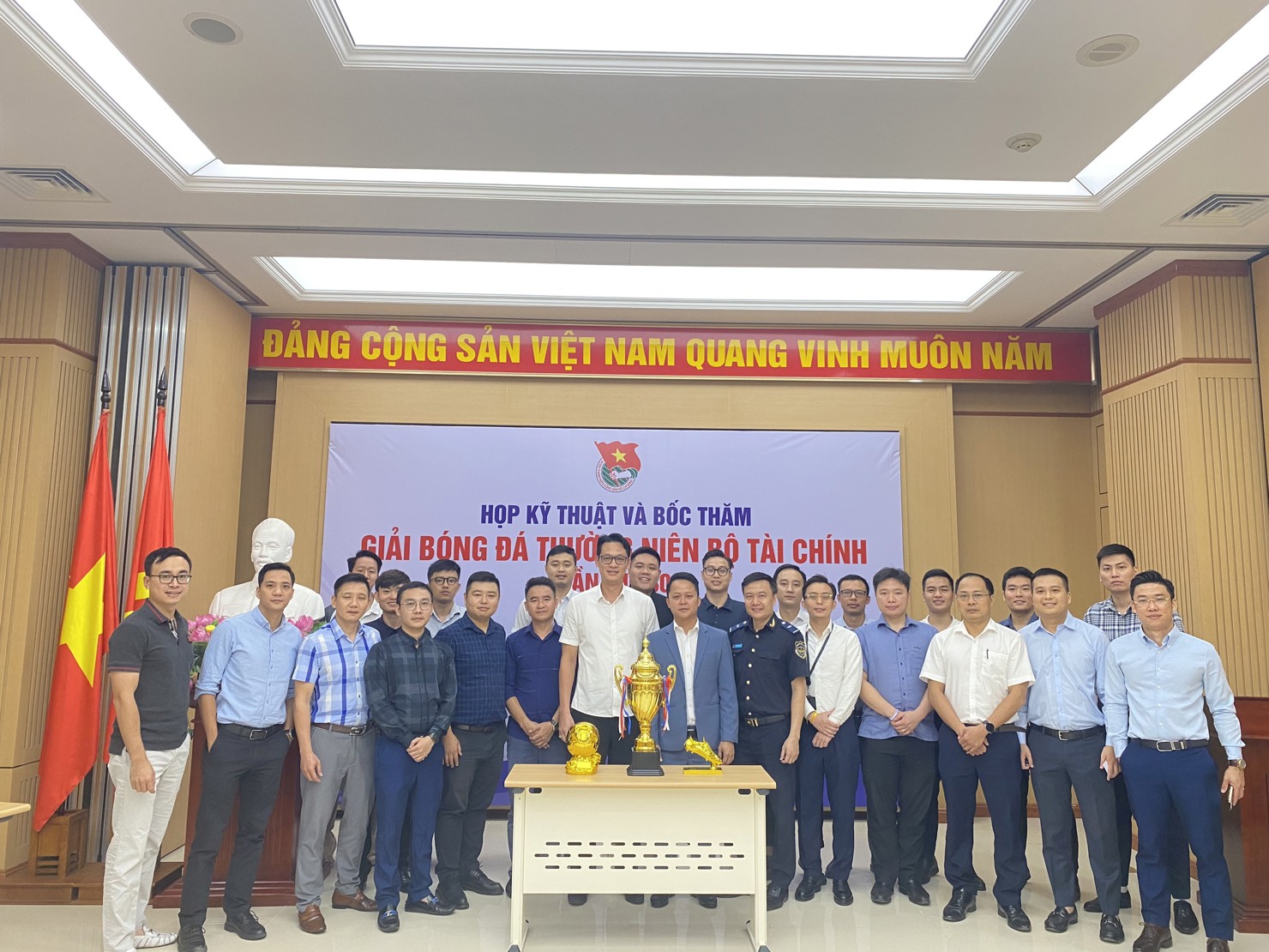 Đại diện 17 đội tham gia bốc thăm.