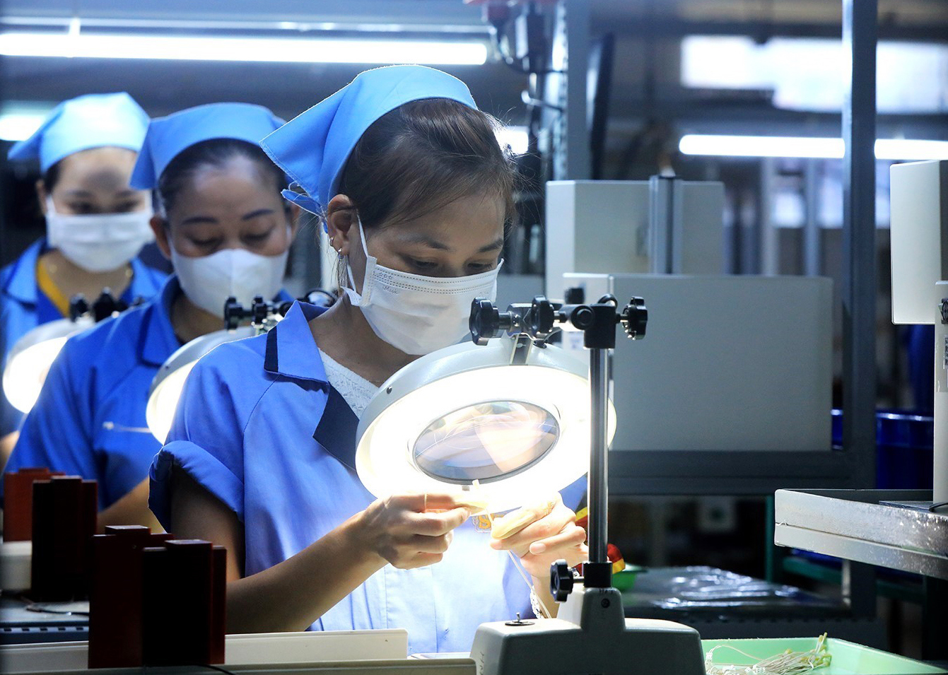 Sản xuất linh kiện điện tử xuất khẩu tại Khu công nghiệp Bờ Trái Sông Đà, tỉnh Hòa Bình.