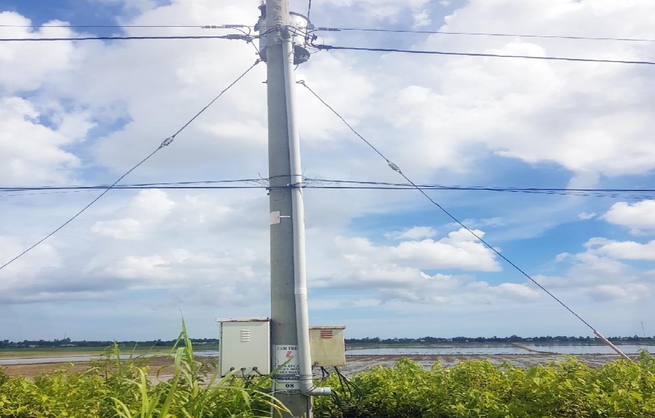 Dây tiếp đất tại Trạm biếp áp (ấp Quốc Kỷ 1, xã Hưng Thành, huyện vĩnh Lợi) bị kẻ trộm cắt mất. Ảnh: K.K