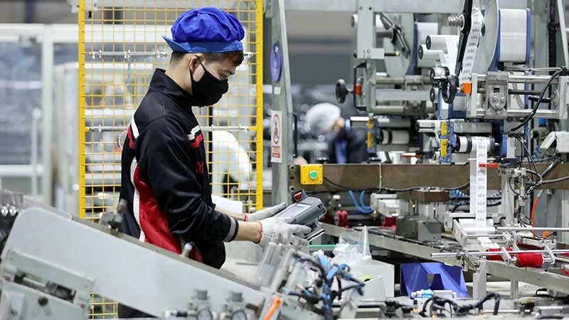 Sản xuất văn phòng phẩm tại Công ty TNHH Deli Việt Nam trong Khu công nghiệp Yên Phong, tỉnh Bắc Ninh. Ảnh: Duy Đăng