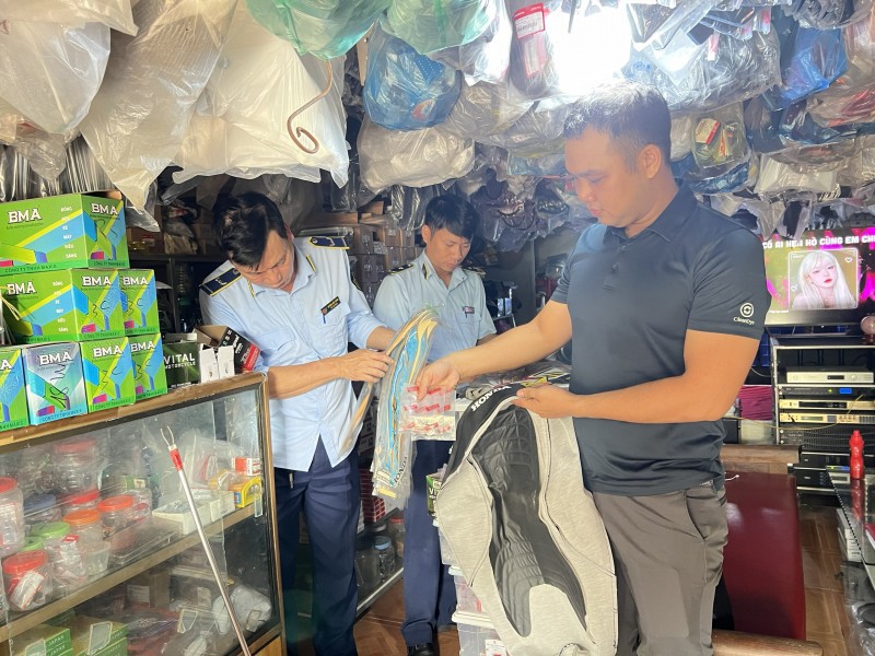 Quản lý thị trường Thanh Hóa kiểm tra và xử phạt 5 cơ sở kinh doanh phụ tùng xe gắn máy có dấu hiệu xâm phạm quyền sở hữu trí tuệ đối với nhãn hiệu Honda, Yamaha.