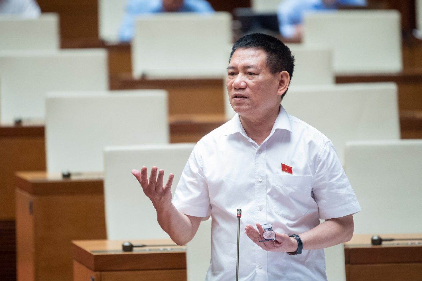 Bộ trưởng Bộ Tài chính Hồ Đức Phớc trả lời chất vấn tại phiên họp.