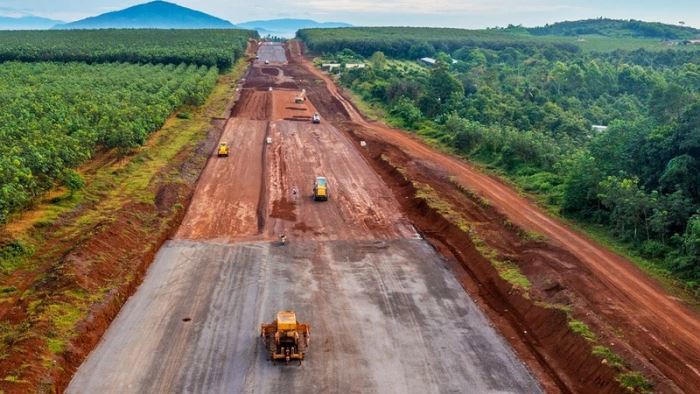 Việc thiếu nguyên vật liệu, đặc biệt là cát đắp nền đường, đất đắp phục vụ các công trình giao thông là một trong những nguyên nhân dẫn đến chậm giải ngân vốn đầu tư công tại một số địa phương. 