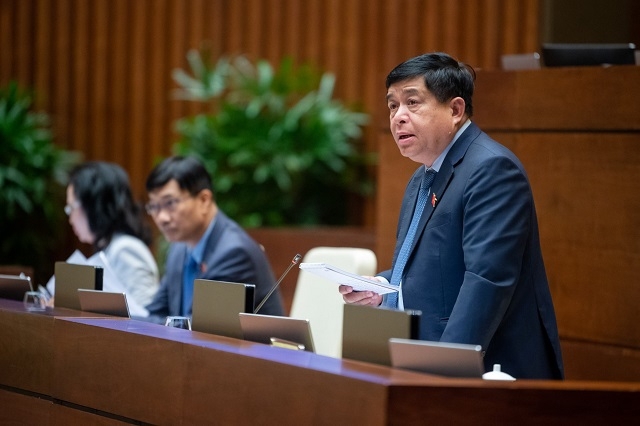 Bộ trưởng Bộ Kế hoạch và Đầu tư Nguyễn Chí Dũng giải trình, làm rõ môt số vấn đề đại biểu Quốc hội nêu sáng 9/11.