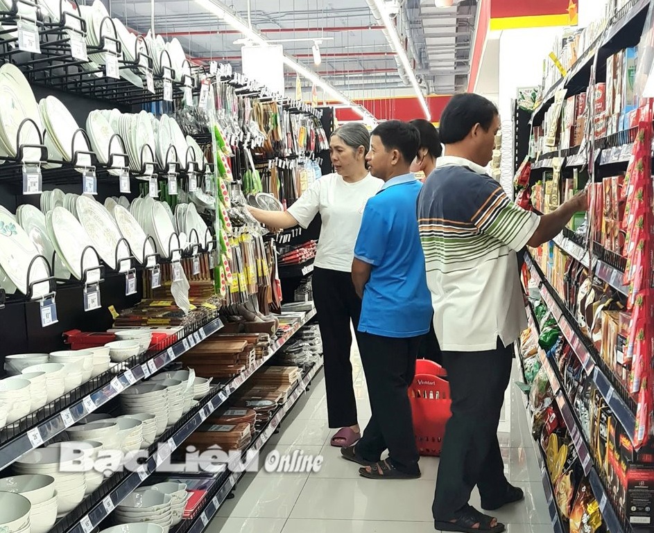 Người tiêu dùng mua sắm tại Siêu thị Winmart Bạc Liêu. Ảnh: T.Q