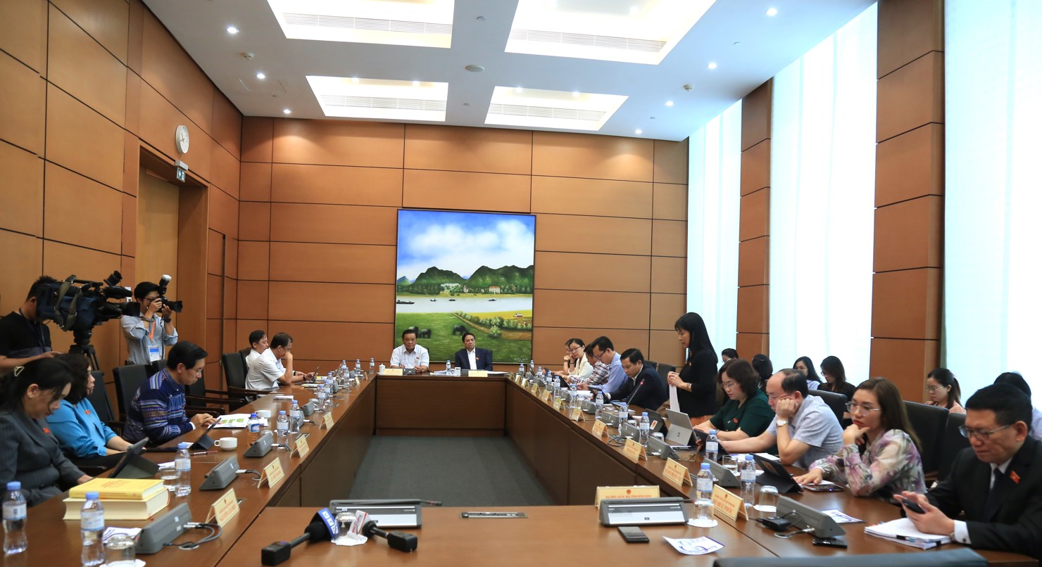 Các đại biểu Quốc hội thảo luận tại Tổ 8. 