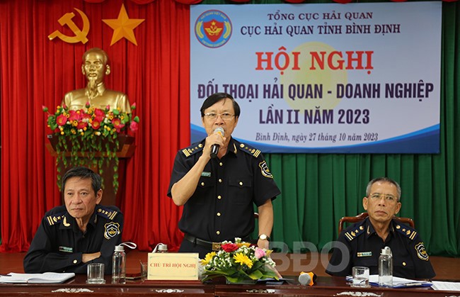 Đại diện Cục Hải quan Bình Định trả lời, giải đáp những câu hỏi của DN. Ảnh: T. S