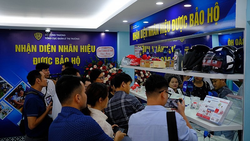 Phòng trưng bày hàng thật - hàng giả chủ đề "Nhận diện nhãn hiệu được bảo hộ” với trên 500 sản phẩm thuộc các lĩnh vực hàng hóa...