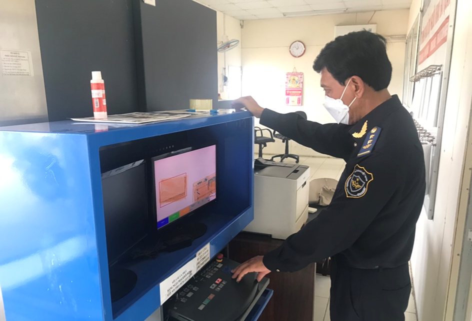 Công chức Hải quan cửa khẩu Khánh Bình kiểm tra hành lý của hành khách xuất nhập cảnh.