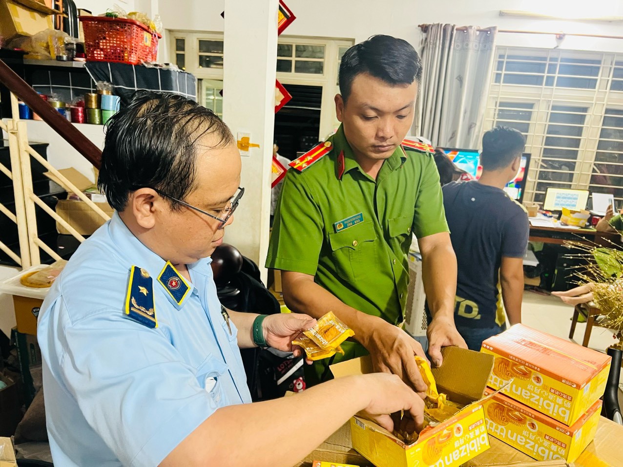Lực lượng chức năng kiểm tra hàng hóa trên địa bàn quận 12. Nguồn: QLTT Hồ Chí Minh