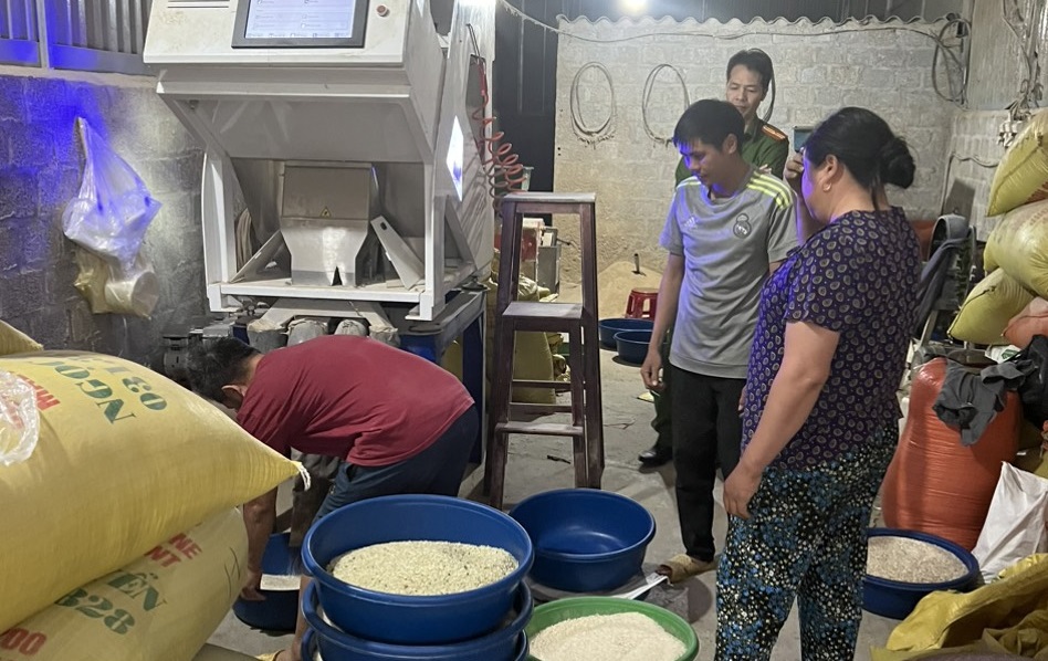 Tại thời điểm kiểm tra, gia đình ông Lục Đức Khón đang xay xát và dùng lá dứa để nhuộm xanh gạo Séng cù. 