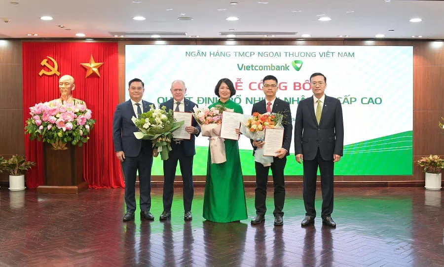 Các nhân sự được bổ nhiệm chụp ảnh lưu niệm cùng Chủ tịch HĐQT và Tổng Giám đốc