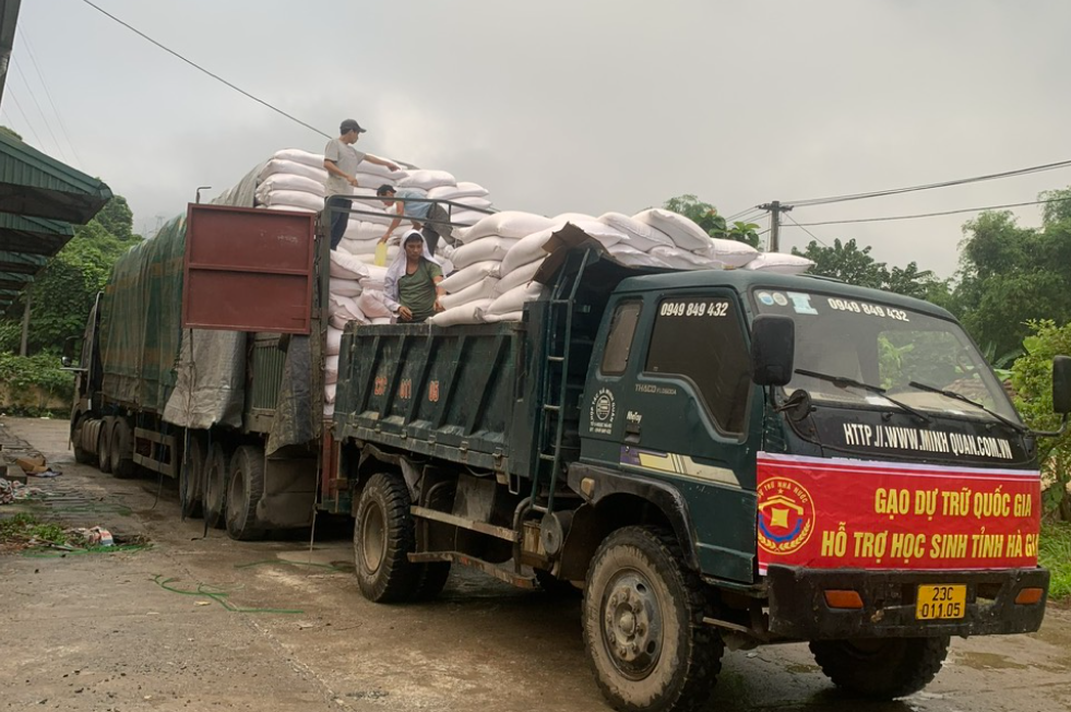 Gạo dự trữ quốc gia hỗ trợ học sinh tỉnh Hà Giang học kỳ I năm học 2023 - 2024.