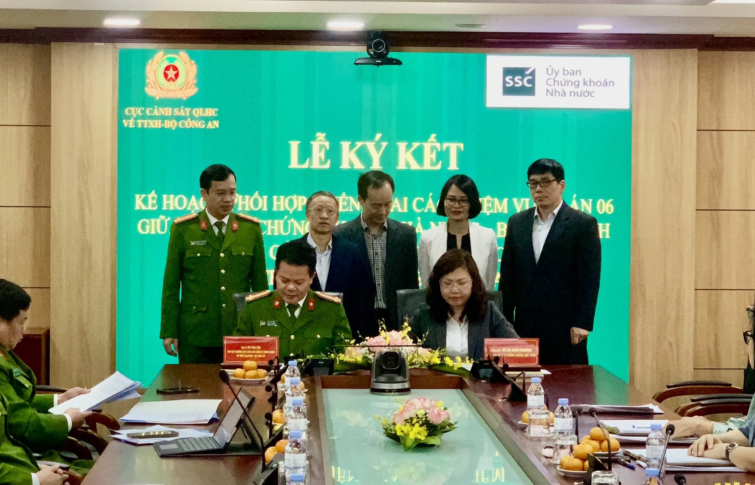 Lãnh đạo UBCKNN và Cục C06 ký kết Kế hoạch phối hợp triển khai Đề án 06. Ảnh: Thành Trung