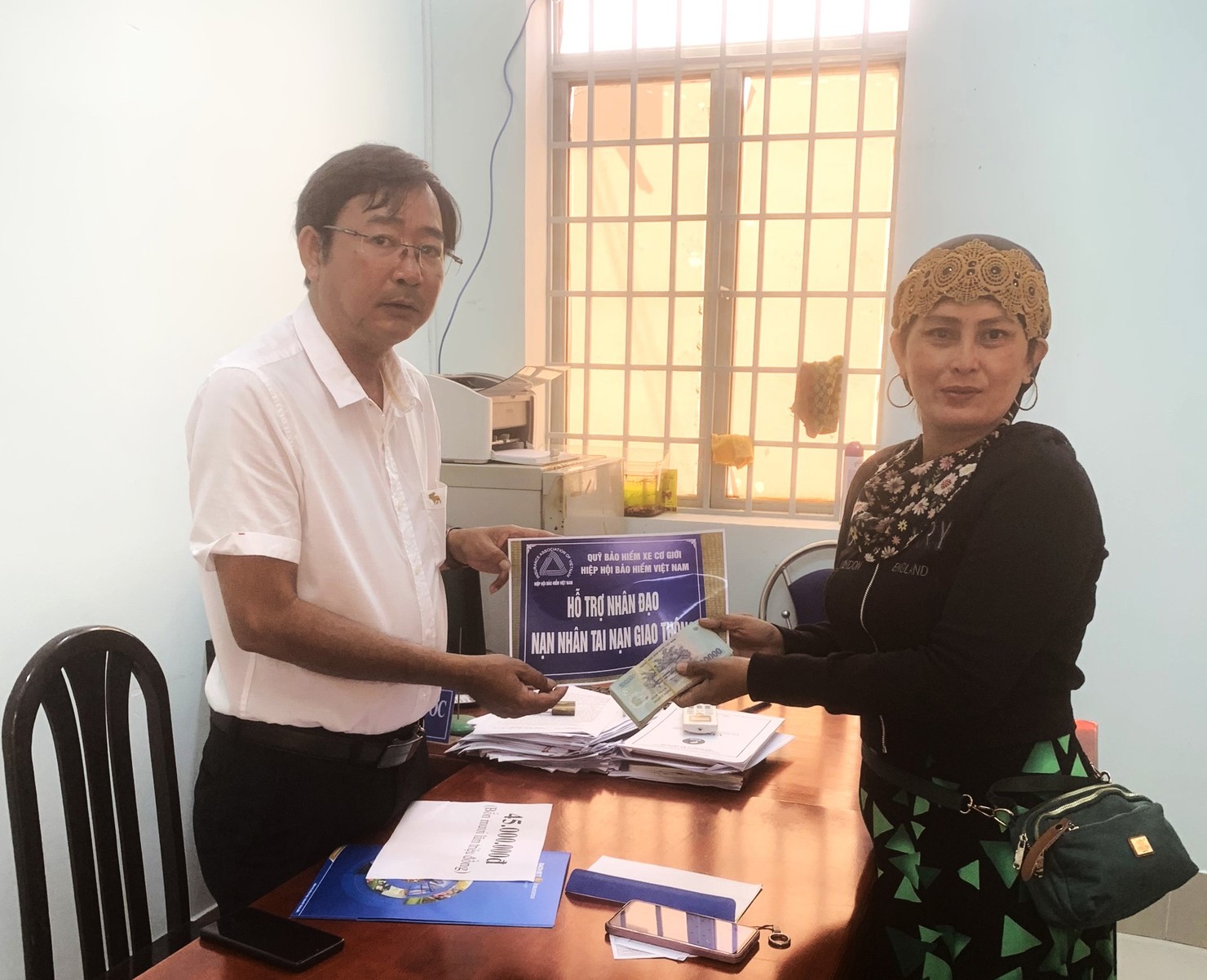 Đại diện Quỹ Bảo hiểm xe cơ giới trao hỗ trợ nhân đạo cho đại diện gia đình nạn nhân.
