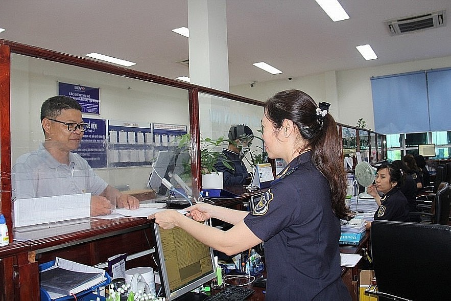 Cán bộ hải quan hướng dẫn doanh nghiệp làm thủ tục. Ảnh: internet