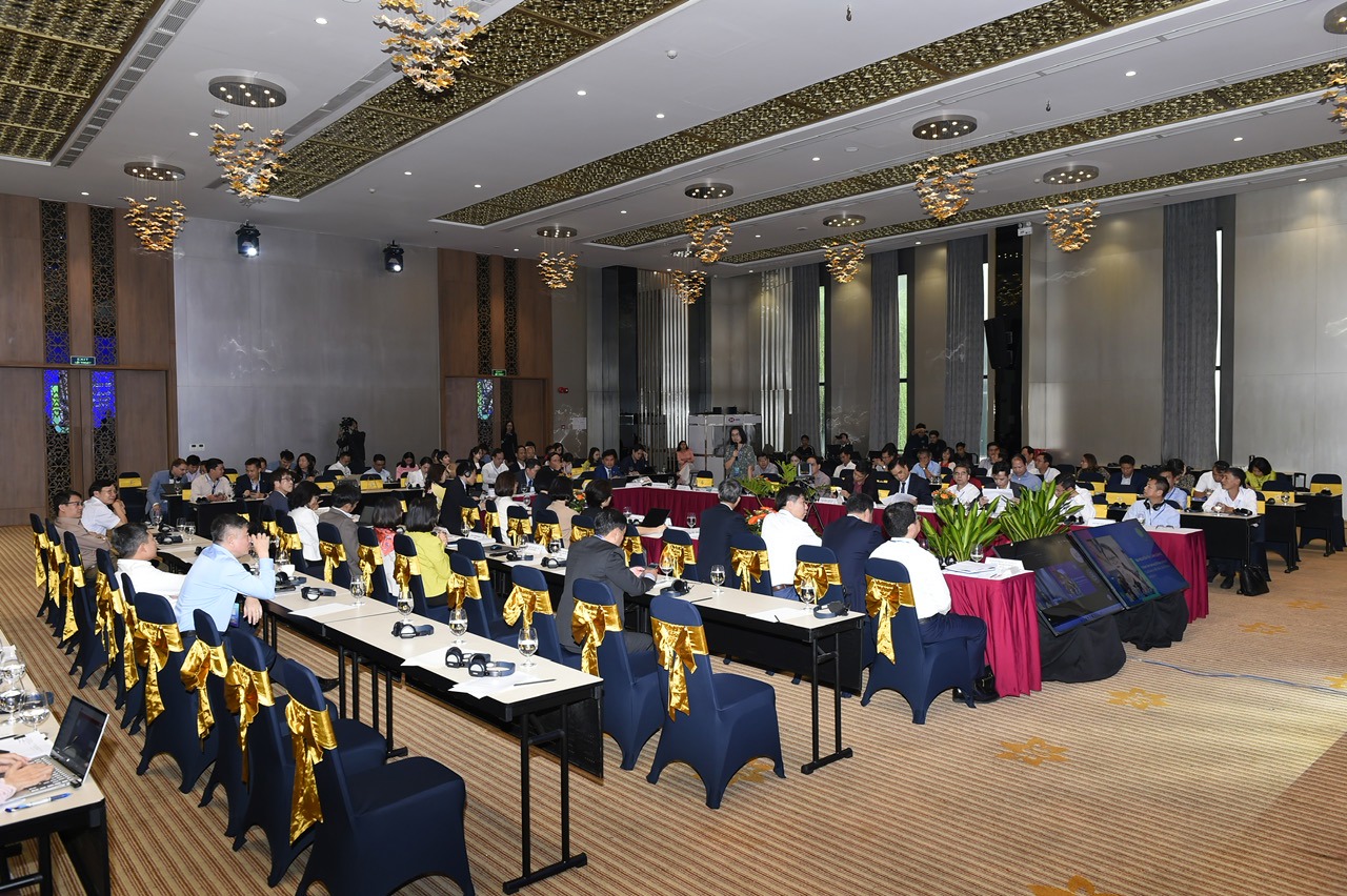 Quang cảnh Phiên 1 với chủ đề “Chính sách tài chính vượt qua thách thức thúc đẩy tăng trưởng và phát triển kinh tế - xã hội”.