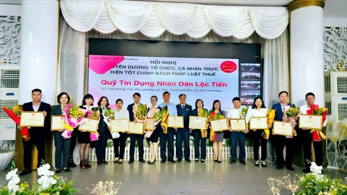 Cục Thuế Lâm Đồng tuyên dương tổ chức, cá nhân chấp hành tốt chính sách pháp luật thuế năm 2022. Ảnh: TTHT