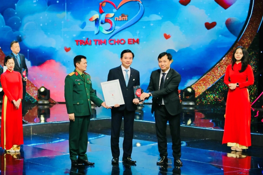 Ông Ngô Đức Bình – Phó Chủ tịch Công đoàn Vietcombank nhận Kỷ niệm chương trao cho Vietcombank vì những đóng góp trong thời gian qua dành cho chương trình “Trái tim cho em”
